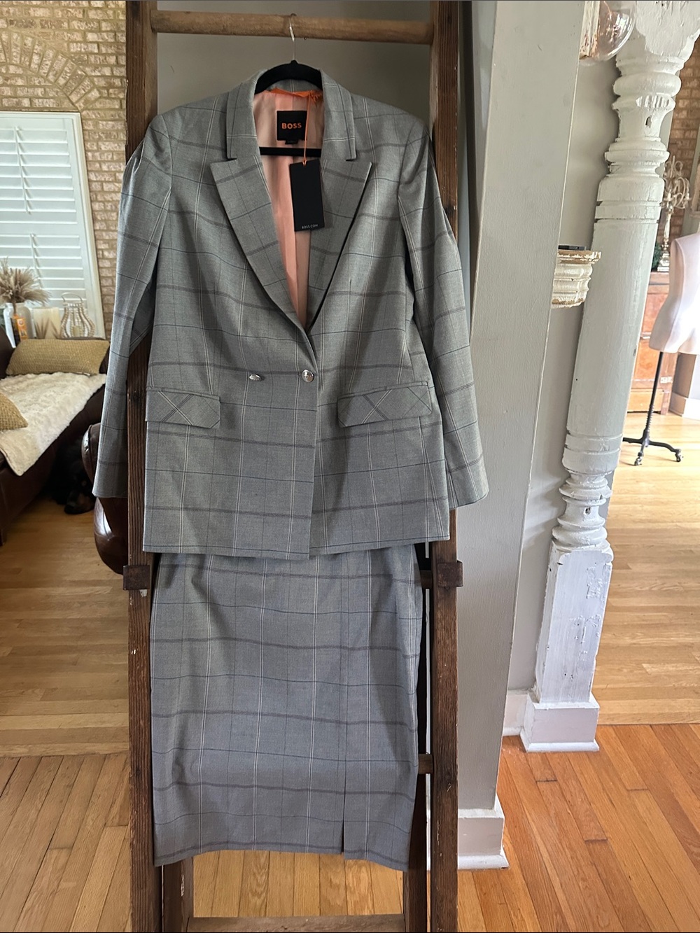 BOSS LUXURY TWO PIECE SUIT BLAZER 10 & SKIRT MEDIUM NEW